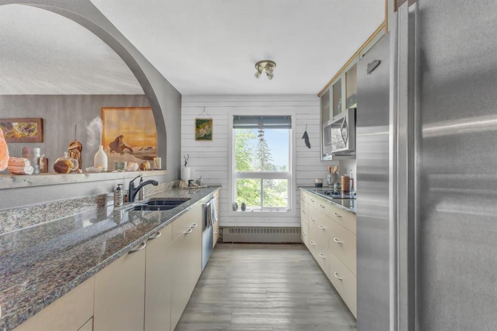 301-71 Cosgrove Crescent, Red Deer, AB - Indoor Photo Showing Kitchen With Double Sink