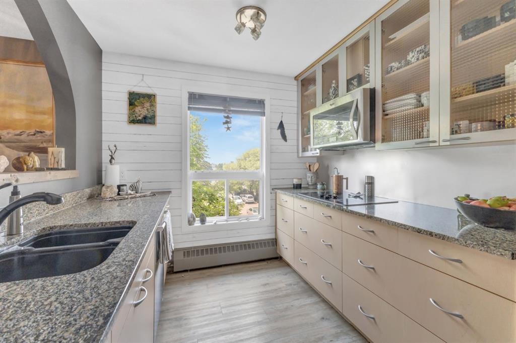 301-71 Cosgrove Crescent, Red Deer, AB - Indoor Photo Showing Kitchen With Double Sink