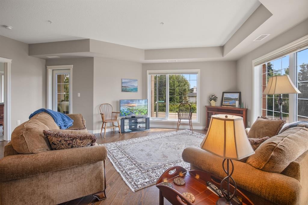 226-6 Michener Boulevard, Red Deer, AB - Indoor Photo Showing Living Room