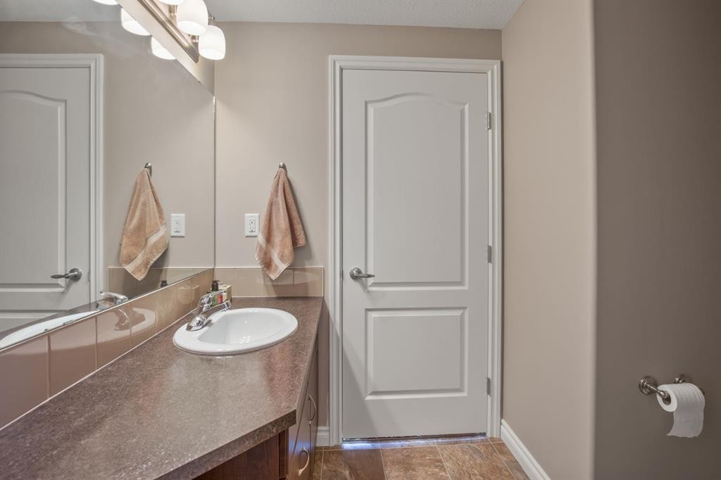 226-6 Michener Boulevard, Red Deer, AB - Indoor Photo Showing Bathroom