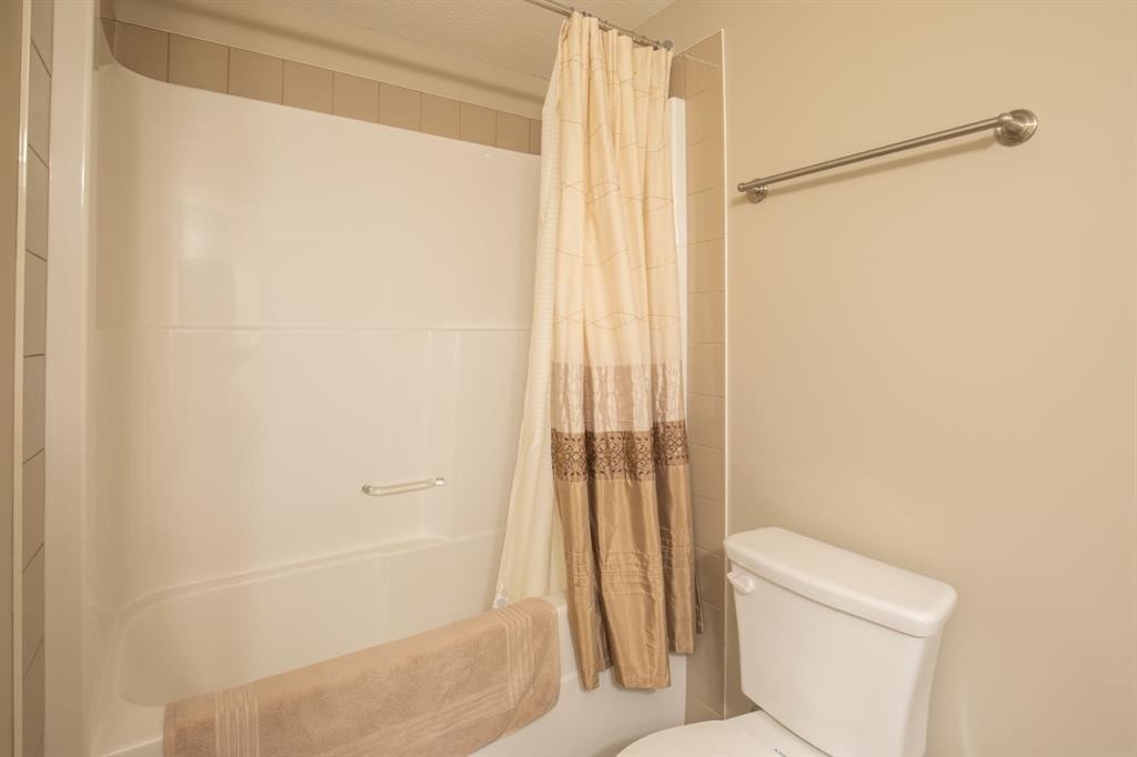 226-6 Michener Boulevard, Red Deer, AB - Indoor Photo Showing Bathroom