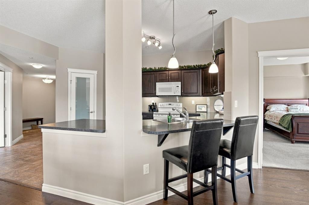 226-6 Michener Boulevard, Red Deer, AB - Indoor Photo Showing Kitchen