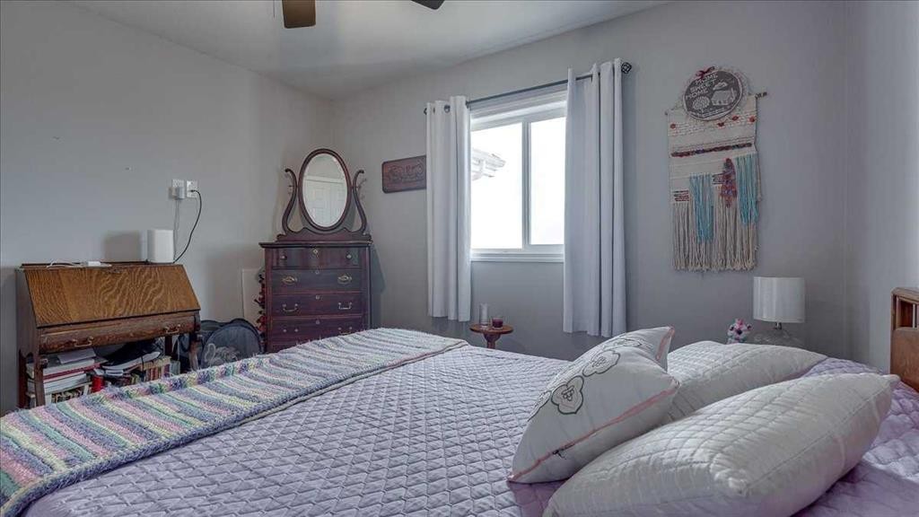 410-3 Broadway Rise, Sylvan Lake, AB - Indoor Photo Showing Bedroom