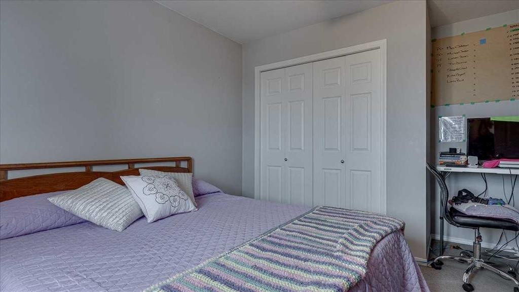 410-3 Broadway Rise, Sylvan Lake, AB - Indoor Photo Showing Bedroom