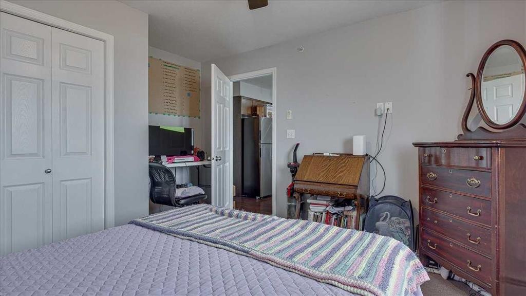 410-3 Broadway Rise, Sylvan Lake, AB - Indoor Photo Showing Bedroom