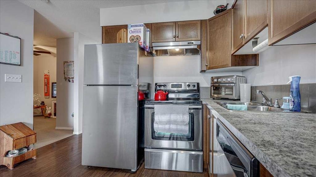 410-3 Broadway Rise, Sylvan Lake, AB - Indoor Photo Showing Kitchen With Double Sink