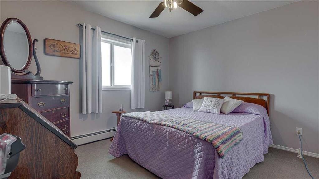410-3 Broadway Rise, Sylvan Lake, AB - Indoor Photo Showing Bedroom