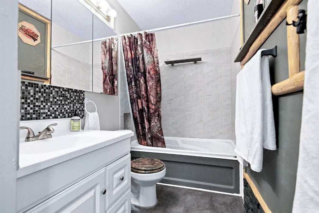 4310 54 Avenue, Olds, AB - Indoor Photo Showing Bathroom