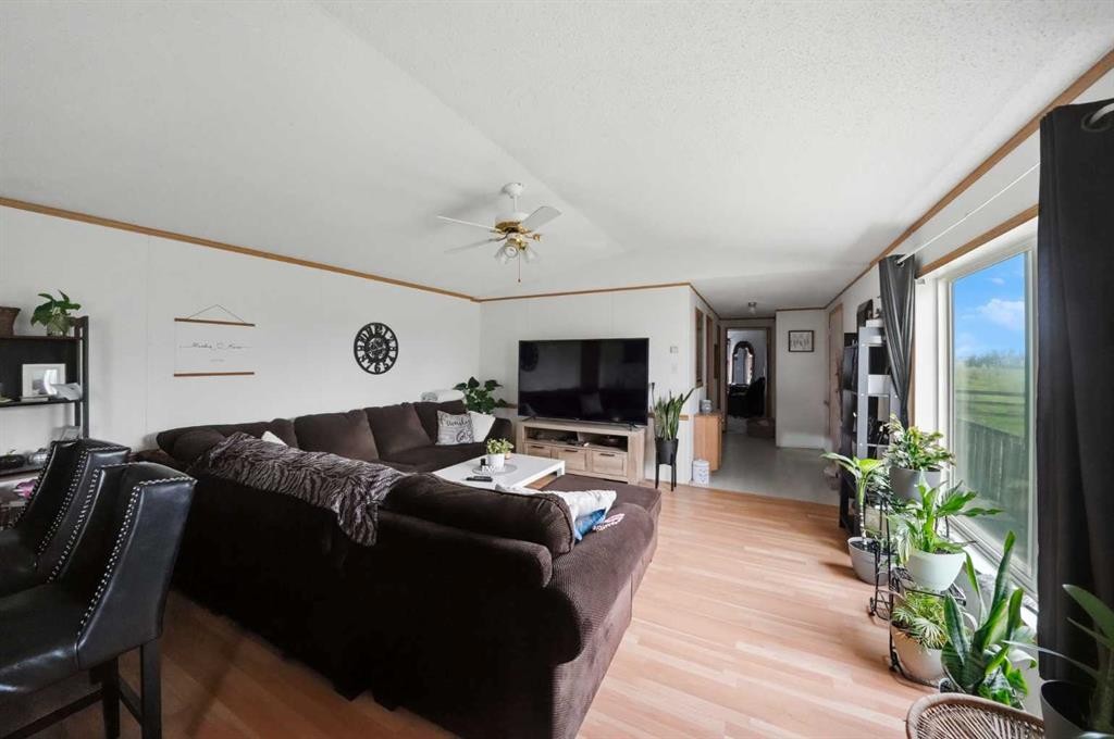35219 Range Road 242, Rural Red Deer County, AB - Indoor Photo Showing Living Room