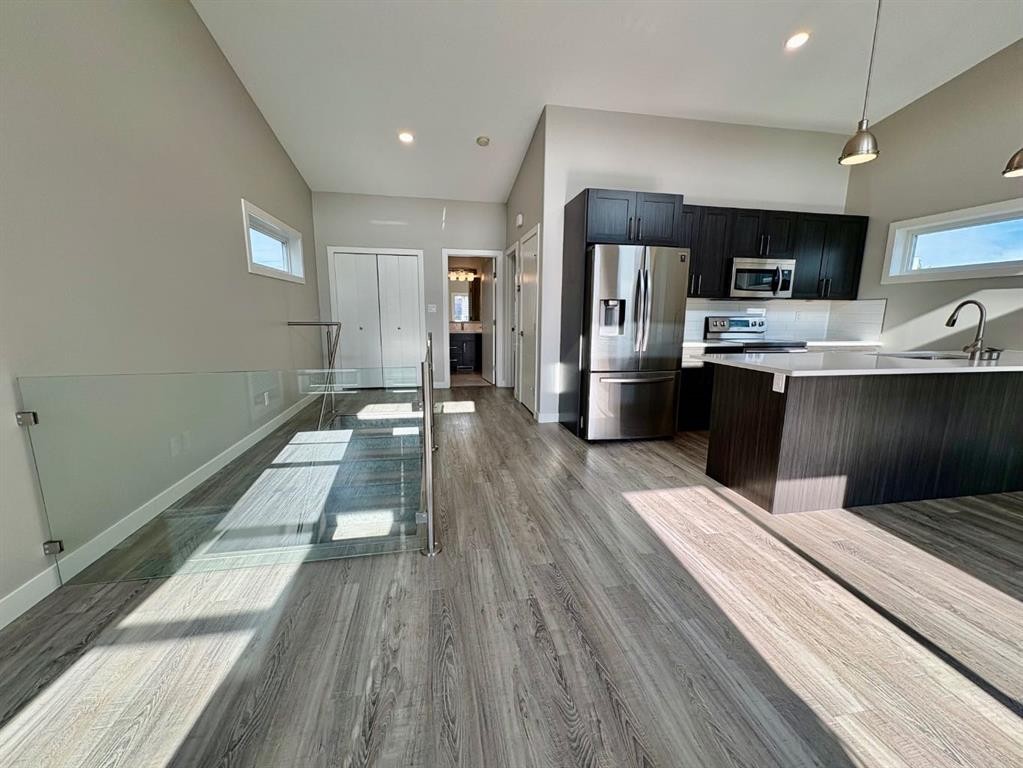 14-5110 48A Avenue, Camrose, AB - Indoor Photo Showing Kitchen