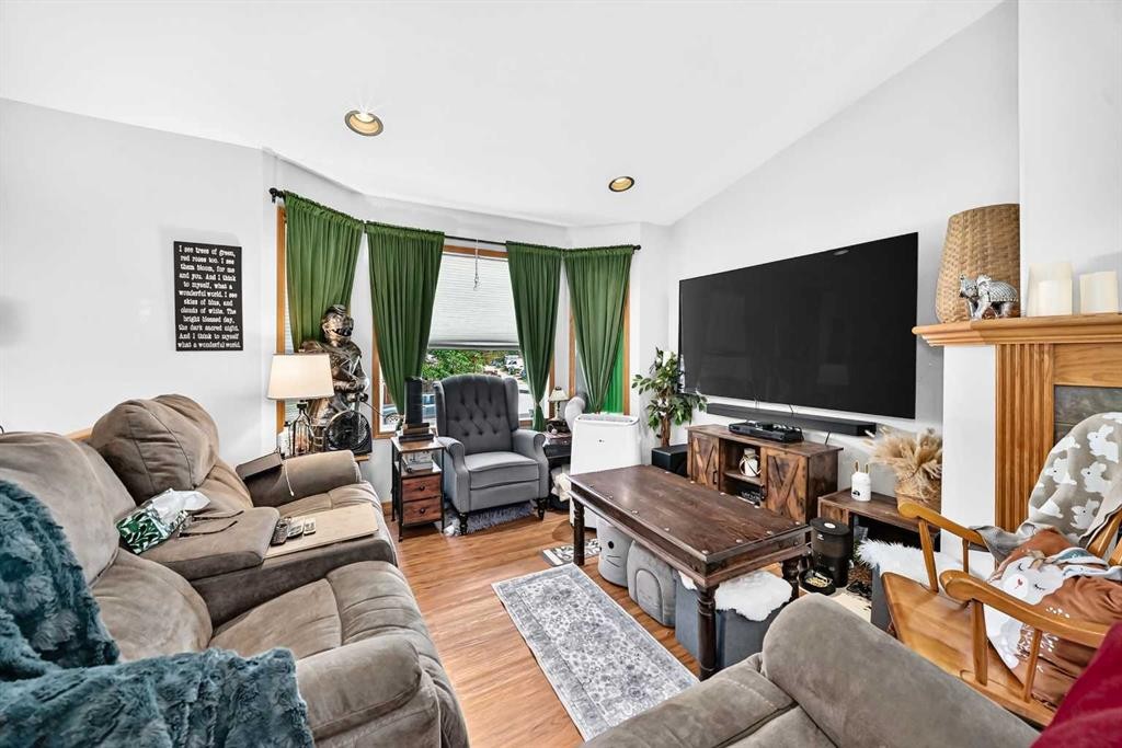 78 Drummond Avenue, Red Deer, AB - Indoor Photo Showing Living Room
