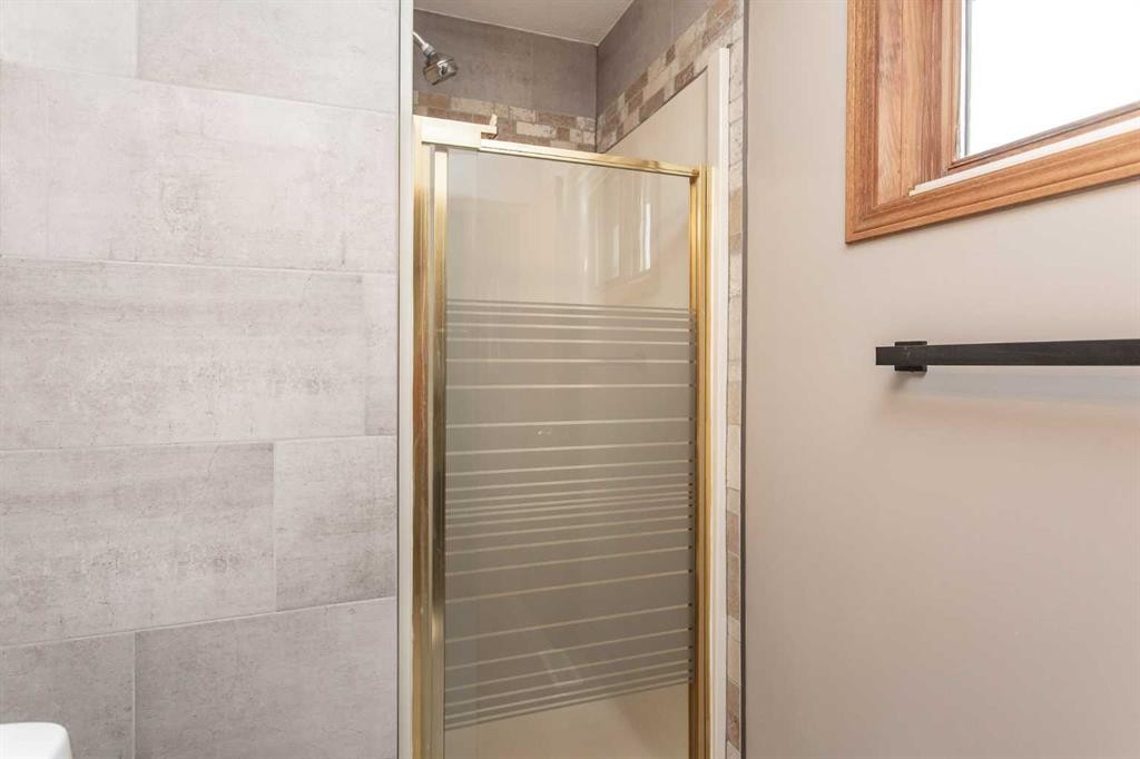 22 Bruns Crescent, Lacombe, AB - Indoor Photo Showing Bathroom