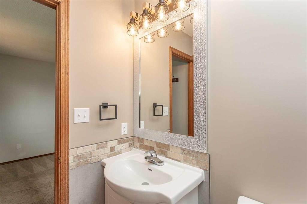 22 Bruns Crescent, Lacombe, AB - Indoor Photo Showing Bathroom