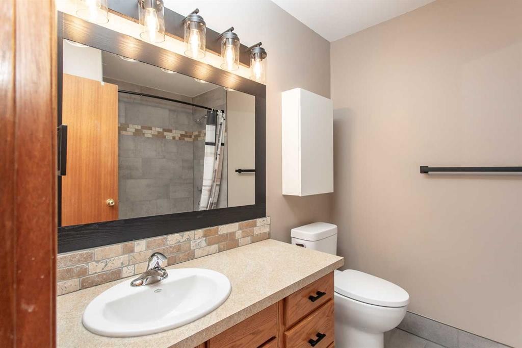 22 Bruns Crescent, Lacombe, AB - Indoor Photo Showing Bathroom