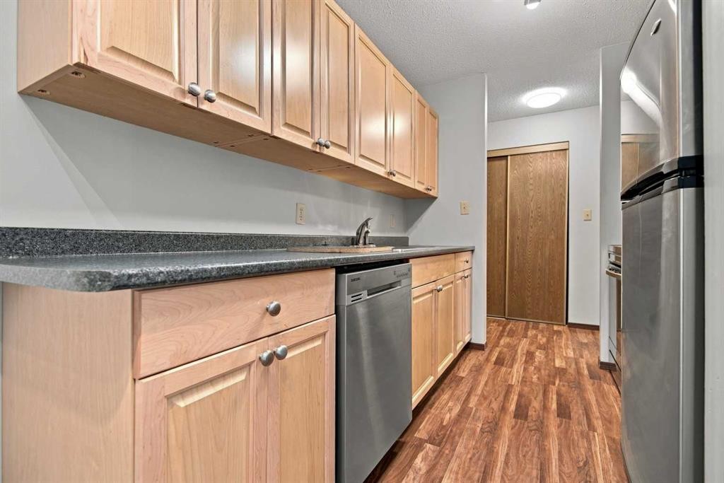 305-71 Cosgrove Crescent, Red Deer, AB - Indoor Photo Showing Kitchen