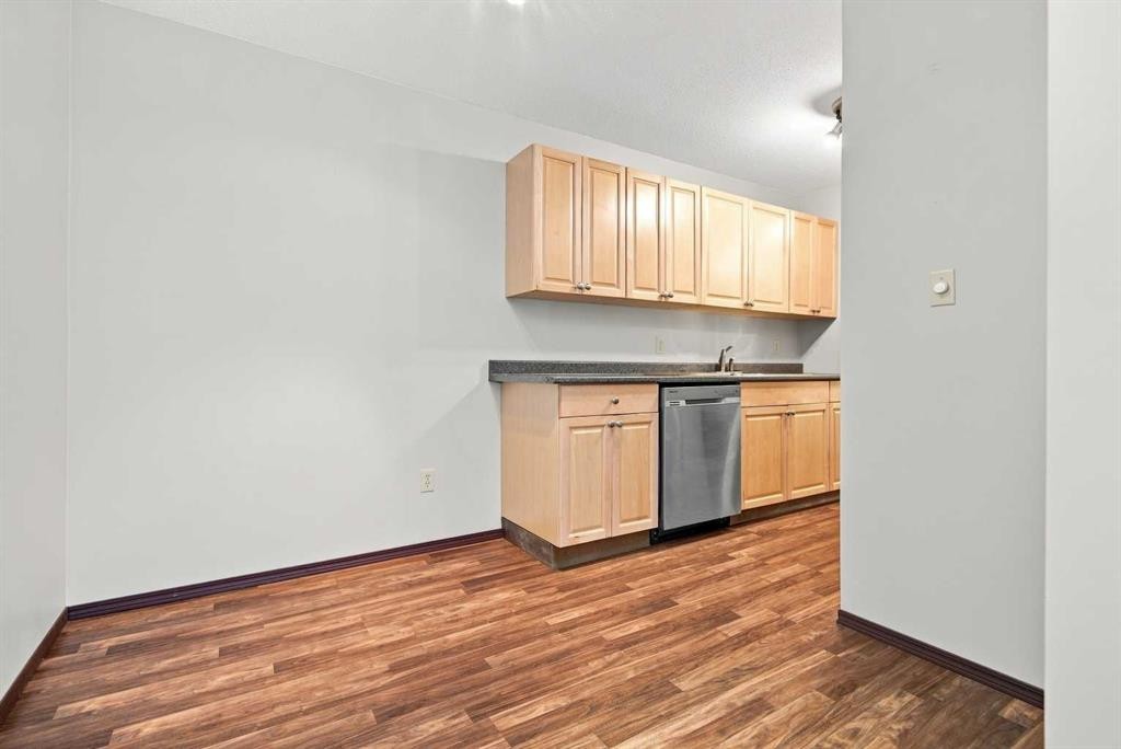 305-71 Cosgrove Crescent, Red Deer, AB - Indoor Photo Showing Kitchen