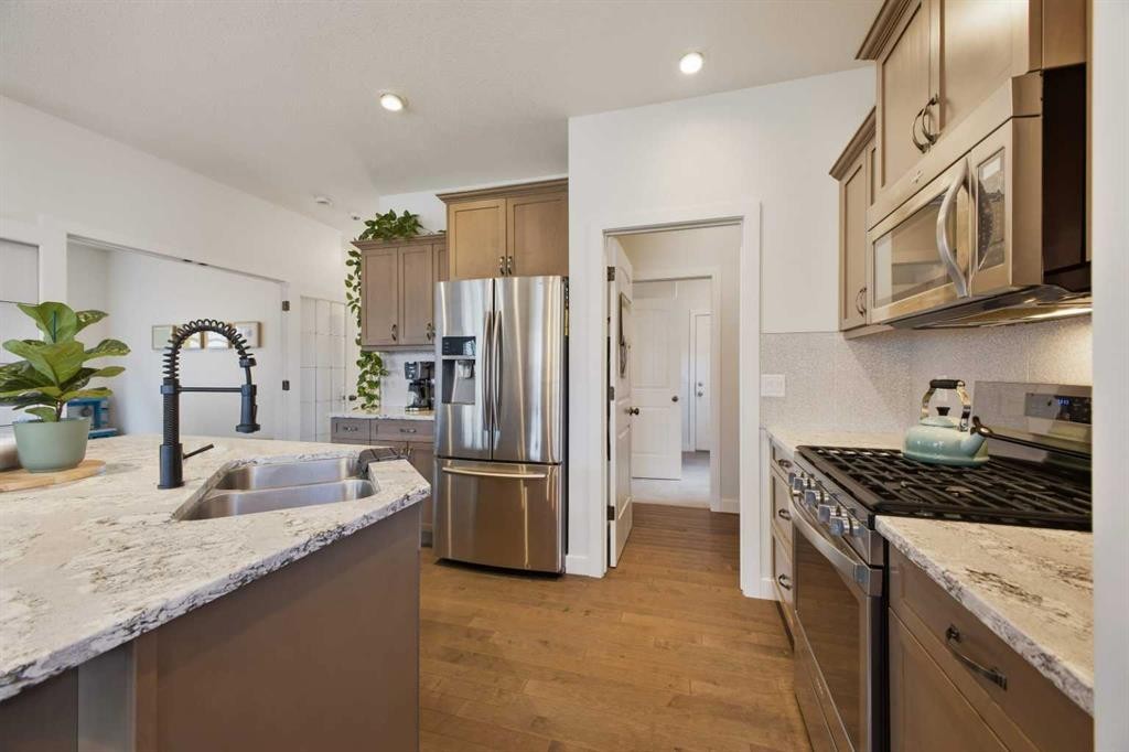 10 Viceroy Crescent, Olds, AB - Indoor Photo Showing Kitchen With Stainless Steel Kitchen With Double Sink With Upgraded Kitchen