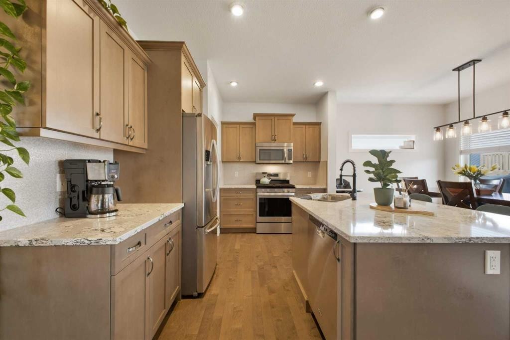 10 Viceroy Crescent, Olds, AB - Indoor Photo Showing Kitchen With Stainless Steel Kitchen With Upgraded Kitchen