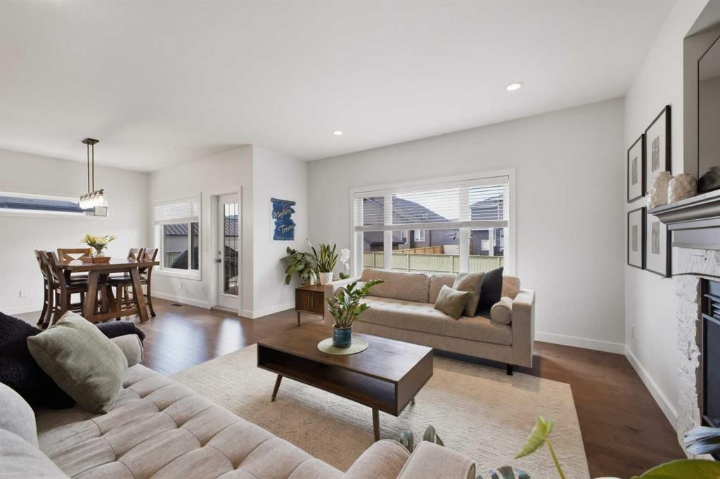 10 Viceroy Crescent, Olds, AB - Indoor Photo Showing Living Room