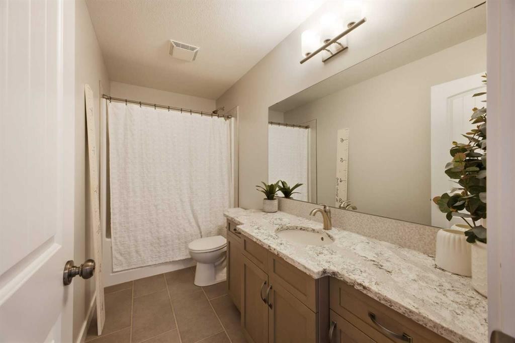 10 Viceroy Crescent, Olds, AB - Indoor Photo Showing Bathroom