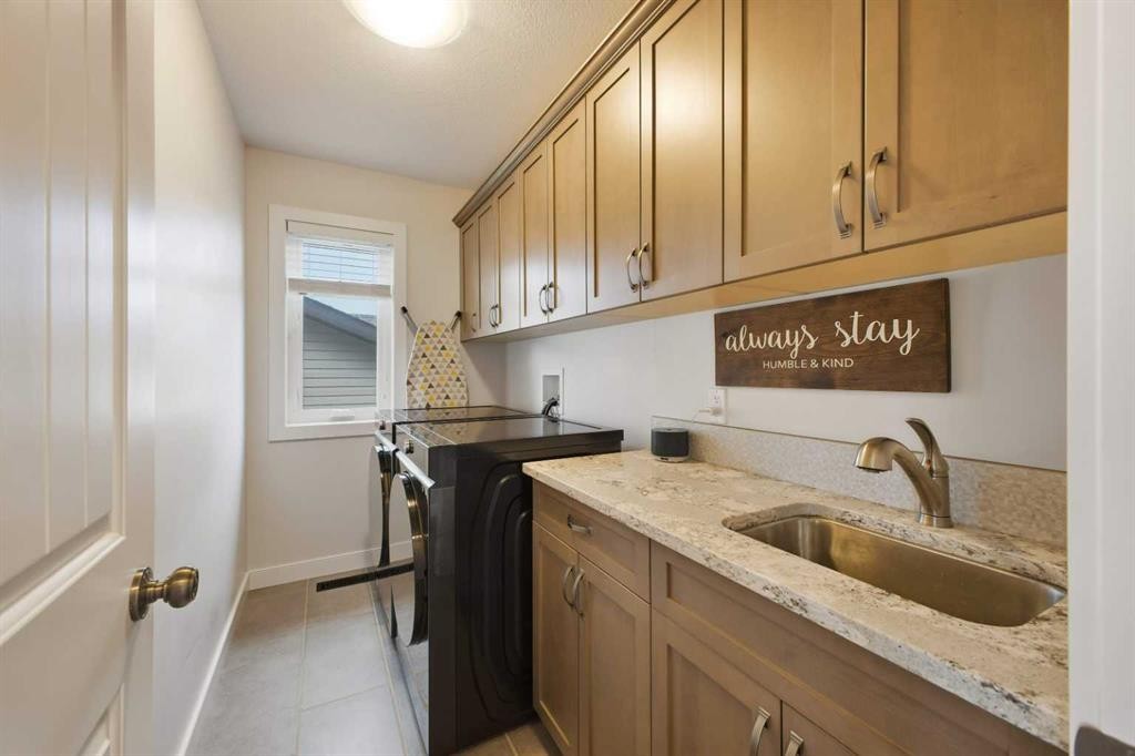 10 Viceroy Crescent, Olds, AB - Indoor Photo Showing Kitchen