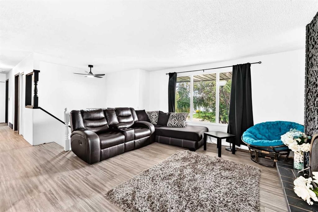 165 Wilson Crescent, Red Deer, AB - Indoor Photo Showing Living Room