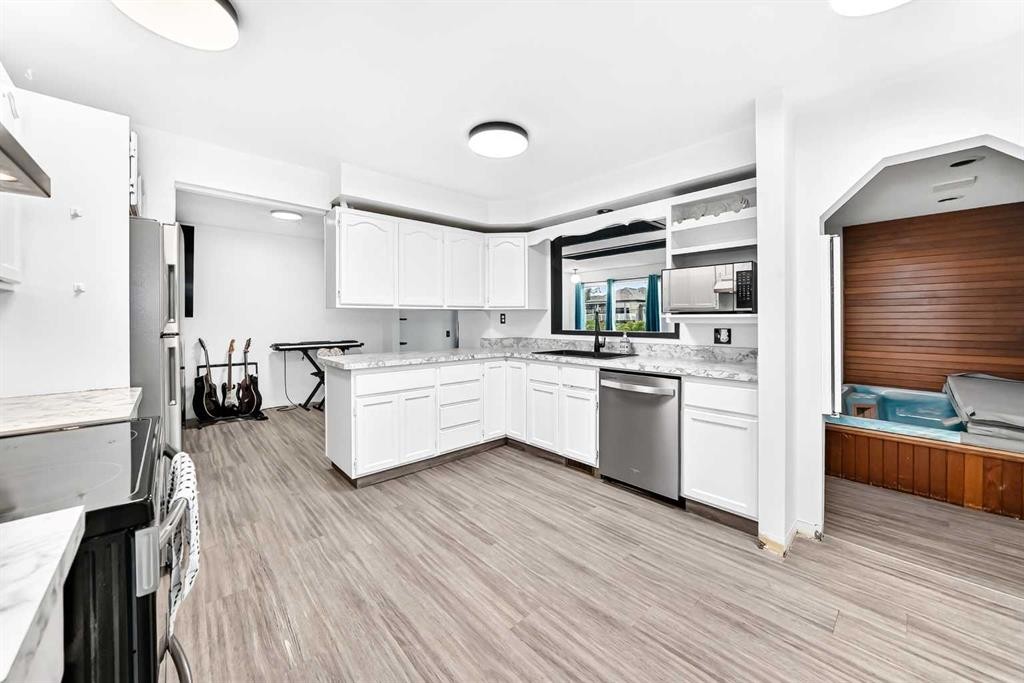 165 Wilson Crescent, Red Deer, AB - Indoor Photo Showing Kitchen