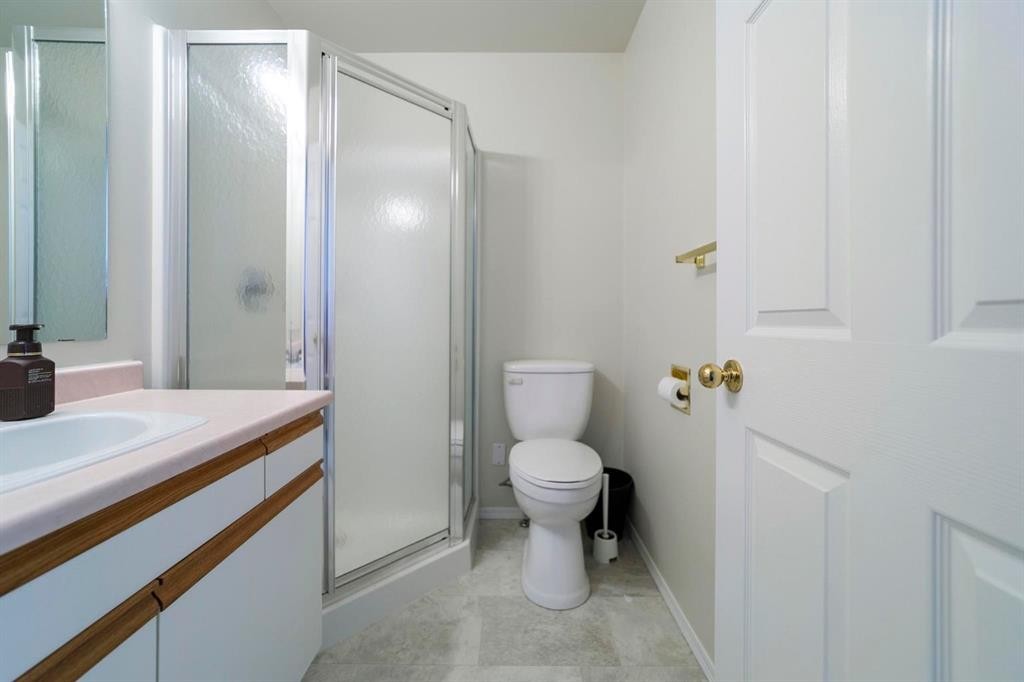 2-5014 56 Street, Camrose, AB - Indoor Photo Showing Bathroom