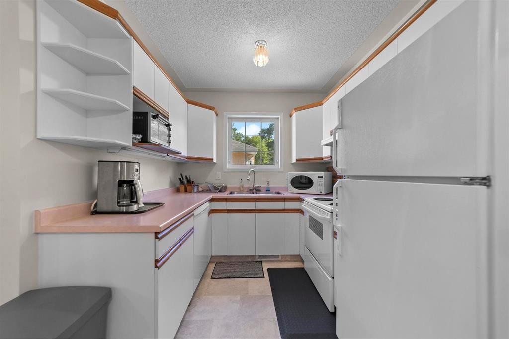 2-5014 56 Street, Camrose, AB - Indoor Photo Showing Kitchen