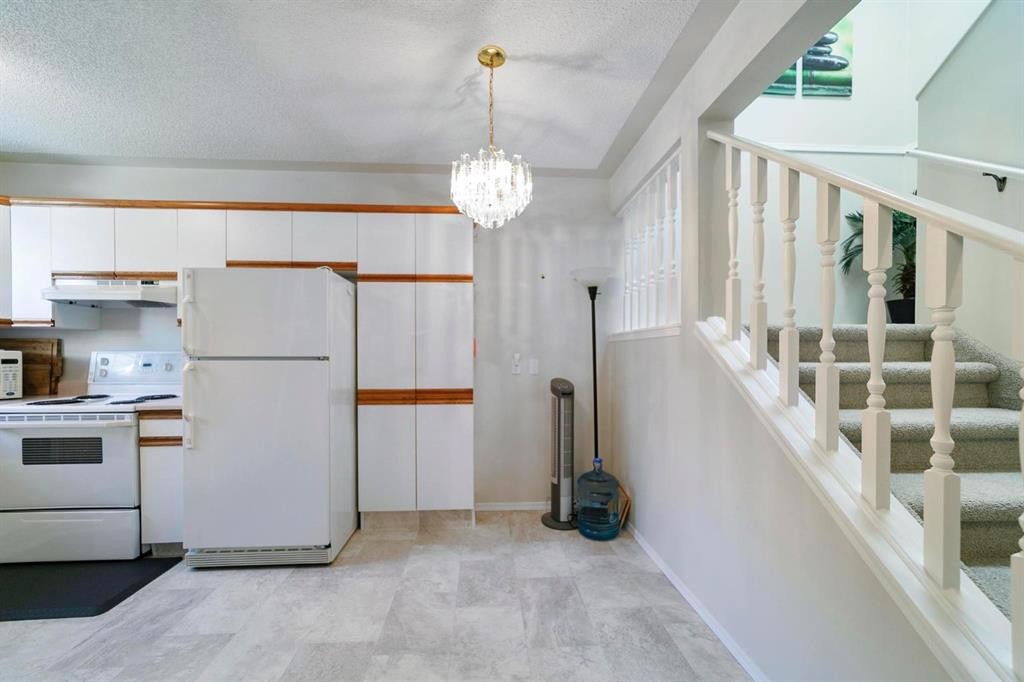 2-5014 56 Street, Camrose, AB - Indoor Photo Showing Kitchen