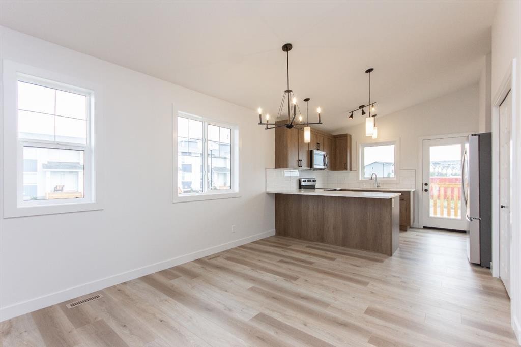 5 Beacon Hill Drive, Sylvan Lake, AB - Indoor Photo Showing Kitchen