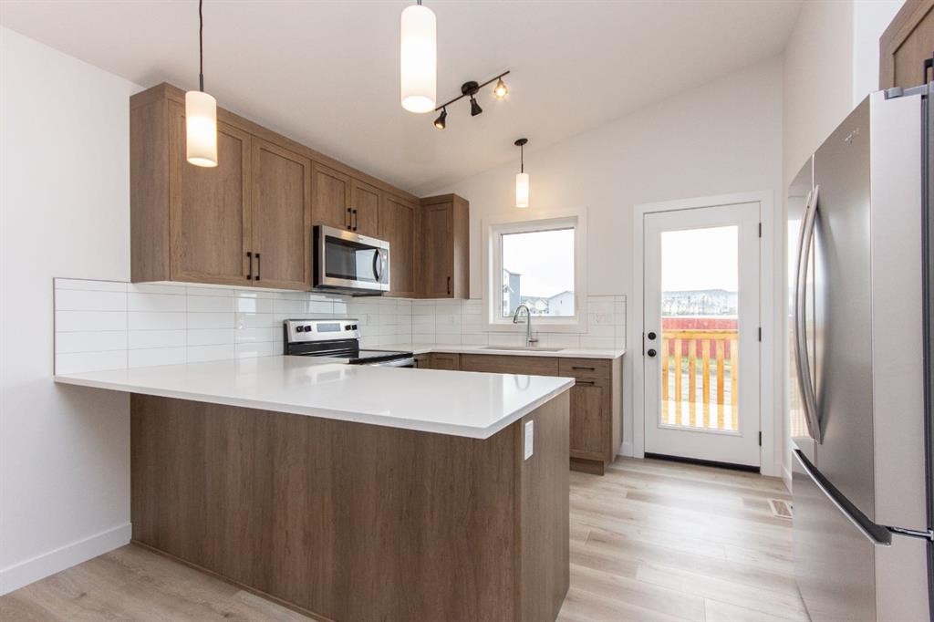 5 Beacon Hill Drive, Sylvan Lake, AB - Indoor Photo Showing Kitchen With Upgraded Kitchen