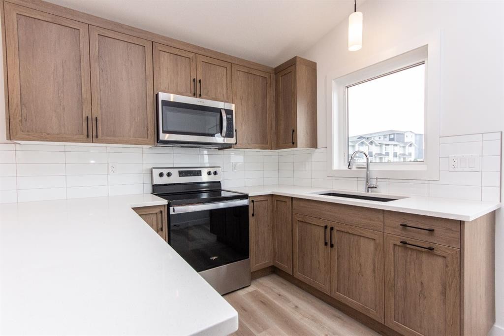 5 Beacon Hill Drive, Sylvan Lake, AB - Indoor Photo Showing Kitchen With Upgraded Kitchen