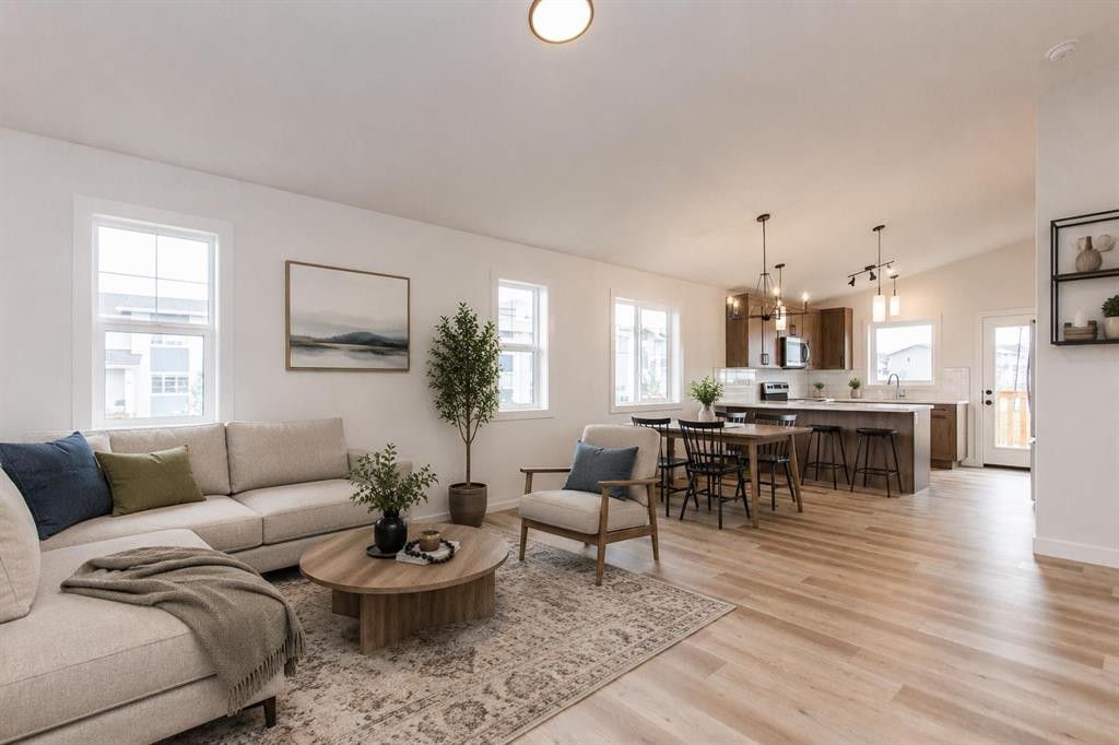 5 Beacon Hill Drive, Sylvan Lake, AB - Indoor Photo Showing Living Room
