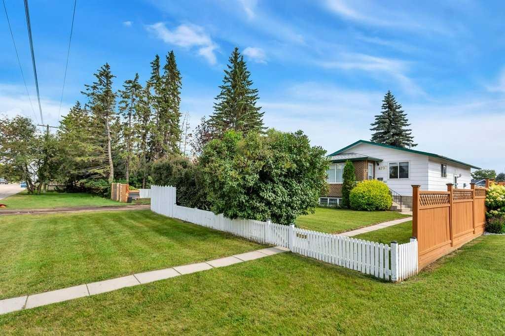 6739 59Th Avenue, Red Deer, AB - Outdoor