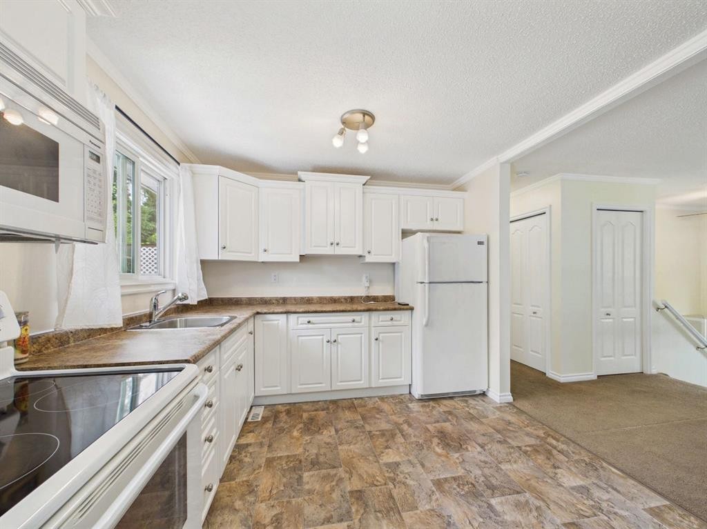 42 Greenham Drive, Red Deer, AB - Indoor Photo Showing Kitchen