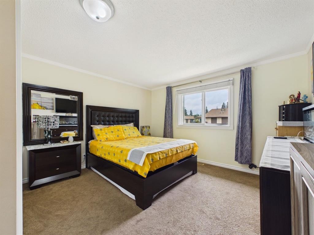 42 Greenham Drive, Red Deer, AB - Indoor Photo Showing Bedroom