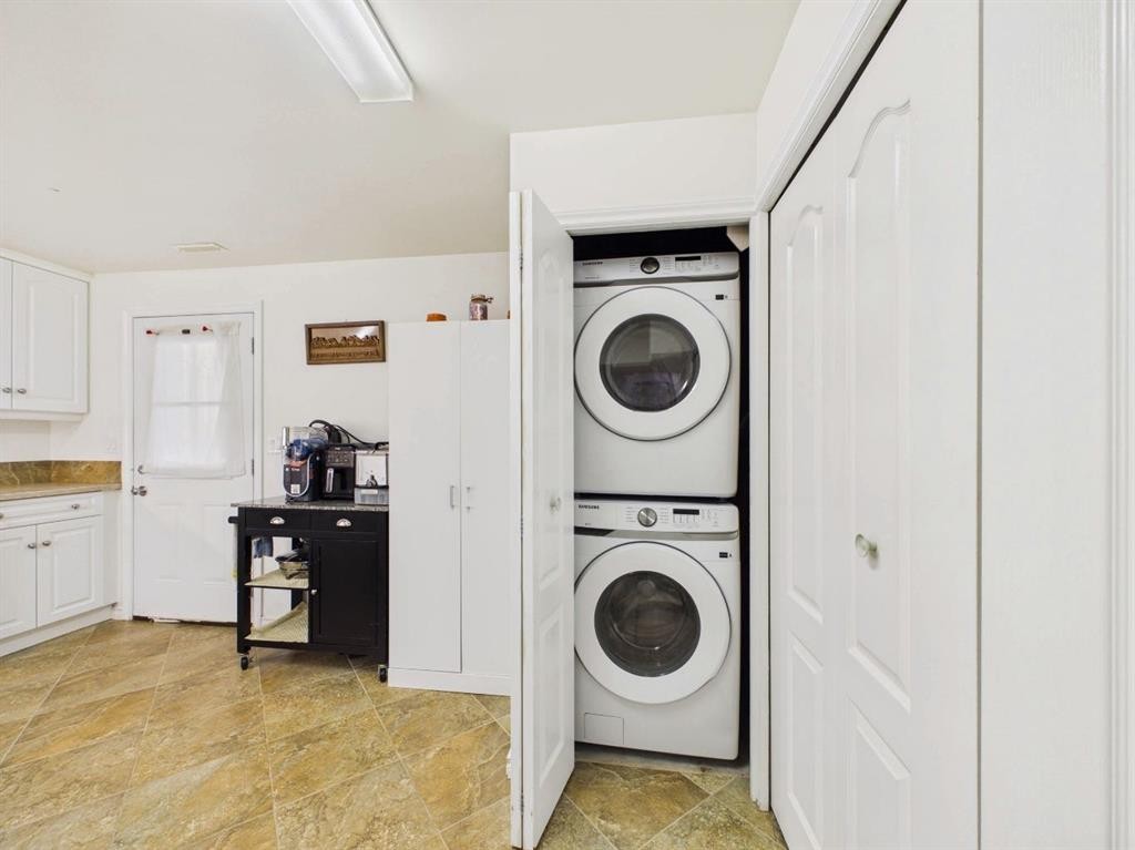 42 Greenham Drive, Red Deer, AB - Indoor Photo Showing Laundry Room