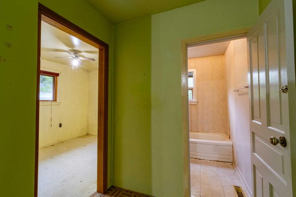 5127 50 Street, Mirror, AB - Indoor