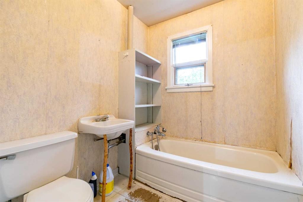 5127 50 Street, Mirror, AB - Indoor Photo Showing Bathroom
