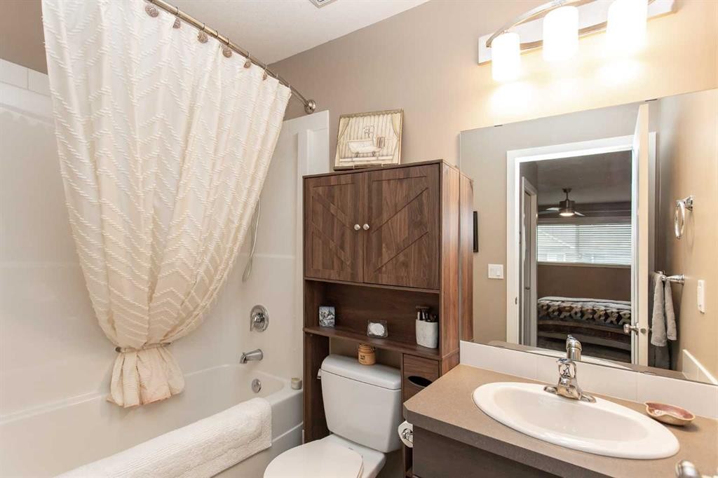 5 Tallman Close, Red Deer, AB - Indoor Photo Showing Bathroom