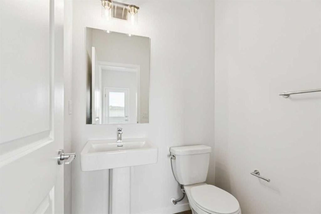 65 Aquila Terrace Nw, Calgary, AB - Indoor Photo Showing Bathroom