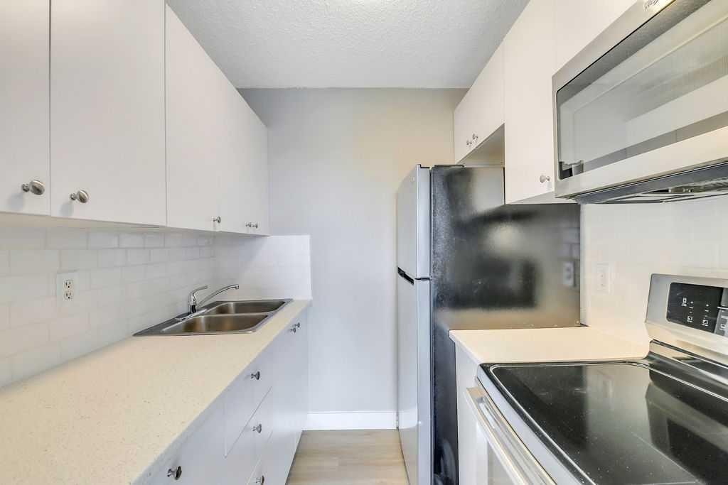 207-4820 47 Avenue, Red Deer, AB - Indoor Photo Showing Kitchen With Double Sink