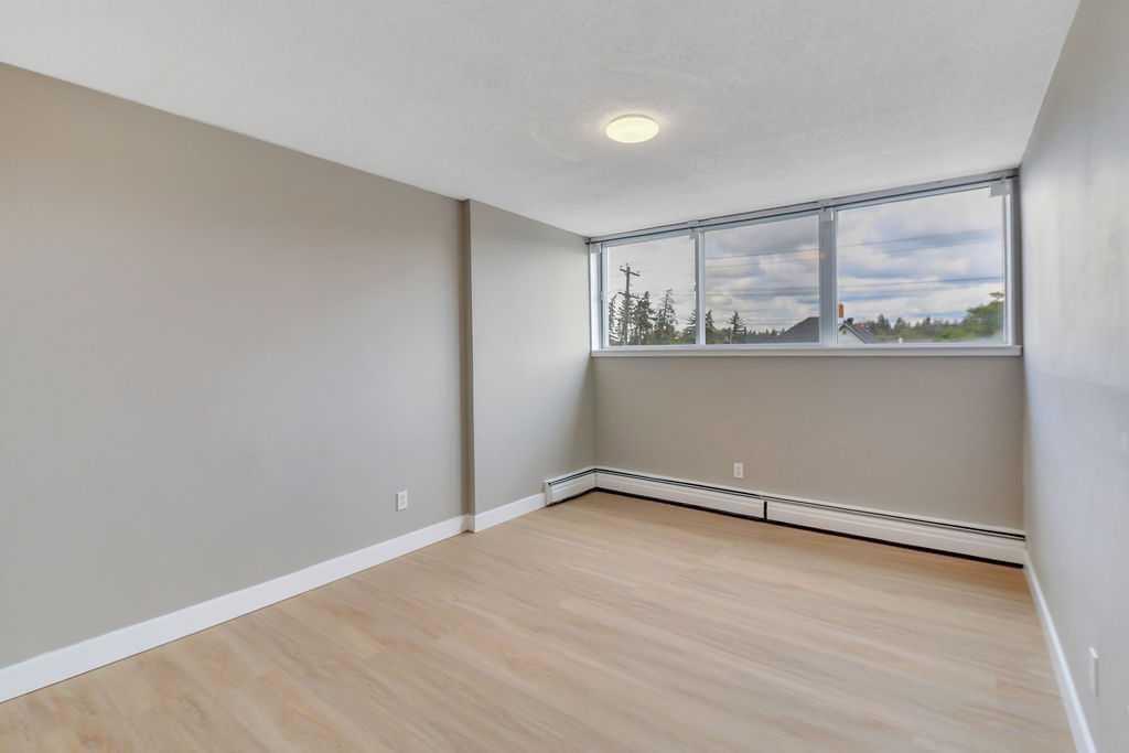 207-4820 47 Avenue, Red Deer, AB - Indoor Photo Showing Other Room
