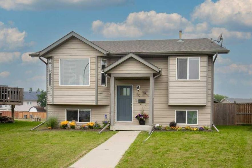 10 Hansen Close, Sylvan Lake, AB - Outdoor With Facade