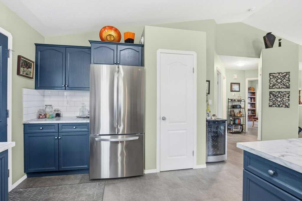 10 Hansen Close, Sylvan Lake, AB - Indoor Photo Showing Kitchen With Stainless Steel Kitchen
