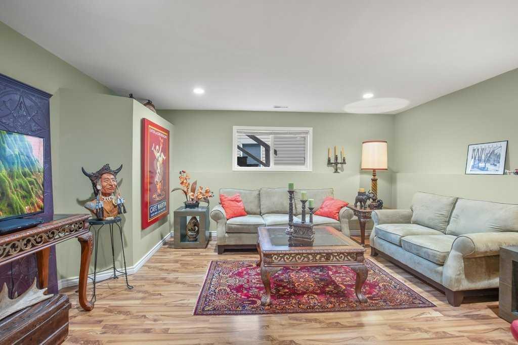 10 Hansen Close, Sylvan Lake, AB - Indoor Photo Showing Living Room