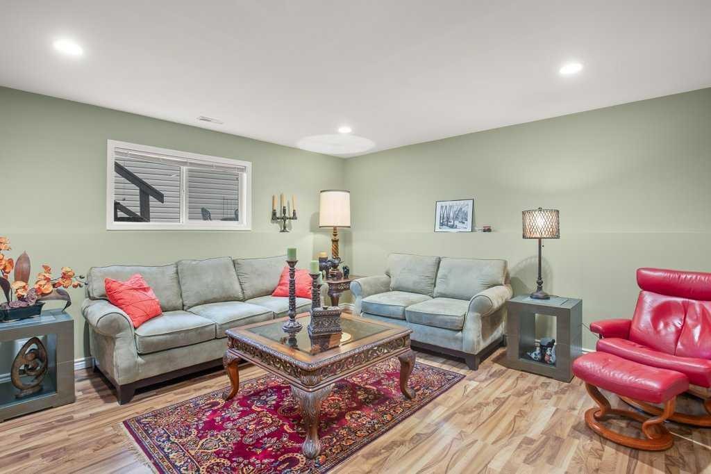 10 Hansen Close, Sylvan Lake, AB - Indoor Photo Showing Living Room