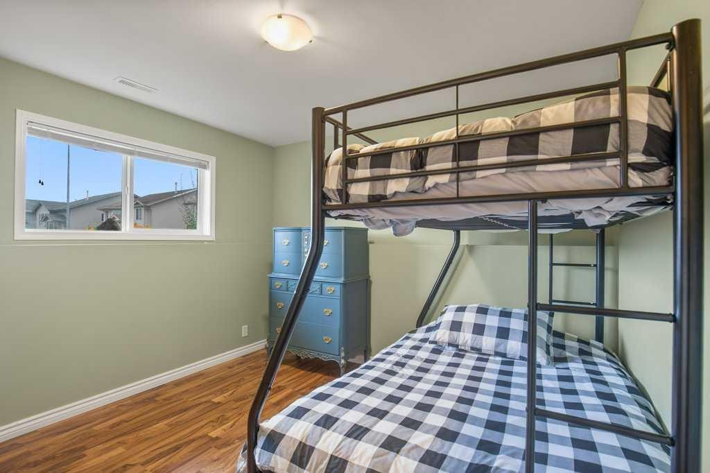 10 Hansen Close, Sylvan Lake, AB - Indoor Photo Showing Bedroom