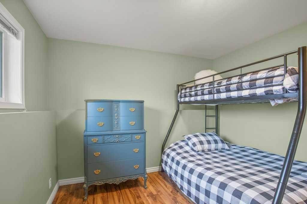10 Hansen Close, Sylvan Lake, AB - Indoor Photo Showing Bedroom